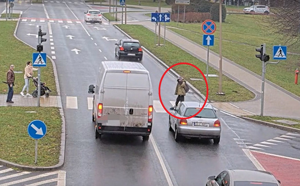 Nastolatek oszukał przeznaczenie. W kapturze i z telefonem przy uchu wtargnął na pasy przy czerwonym świetle