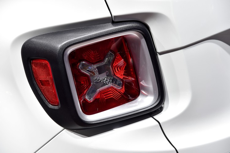 Jeep renegade - fajnym szczegółem lamp tylnych są motywy w kształcie litery 'X' inspirowane sprzętem wojskowym (kanister)
