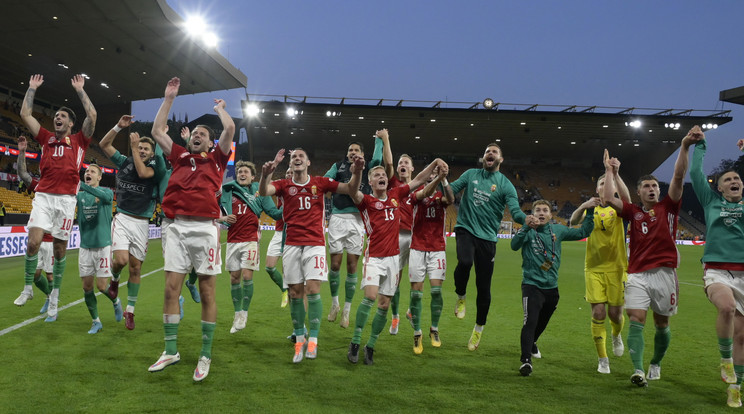 A magyar csapat tagjai győzelmüket ünneplik a labdarúgó Nemzetek Ligája 4. fordulójában játszott Anglia - Magyarország mérkőzés után a wolverhamptoni Molineux Stadionban 2022. június 14-én. A magyar válogatott 4-0-ra győzött / Fotó: MTI/Koszticsák Szilárd