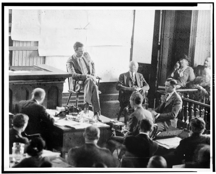 Charles Lindbergh (na podwyższeniu), zeznaje podczas procesu związanego z porwaniem jego syna. New Jersey, 1935 r.