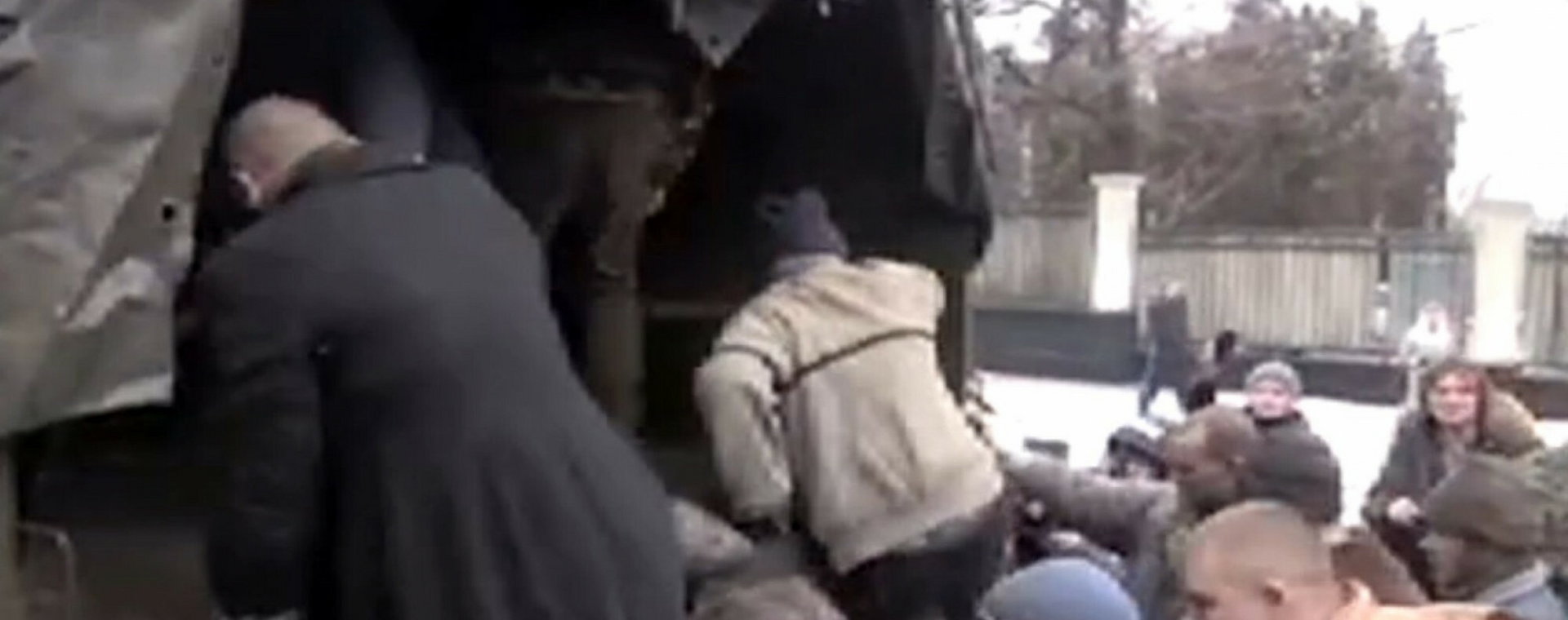Donbas, Ukraina, styczeń 2015. Kadry z nagrania pokazującego traktowanie ukraińskich jeńców przez separatystów z Donbasu.