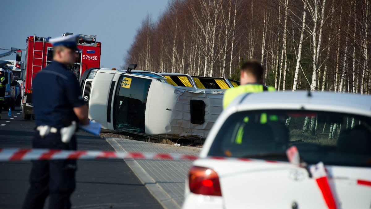 17 osób zostało poszkodowanych, cztery są w stanie ciężkim po zderzeniu busa z toyotą w miejscowości Kromolin Stary (Łódzkie) - poinformowała straż pożarna. Według informacji uzyskanych od rzecznika policji ze Zduńskiej Woli na szczęście nie ma osób, których życie byłoby zagrożone. Kierowca busa odpowie za katastrofę w ruchu drogowym.