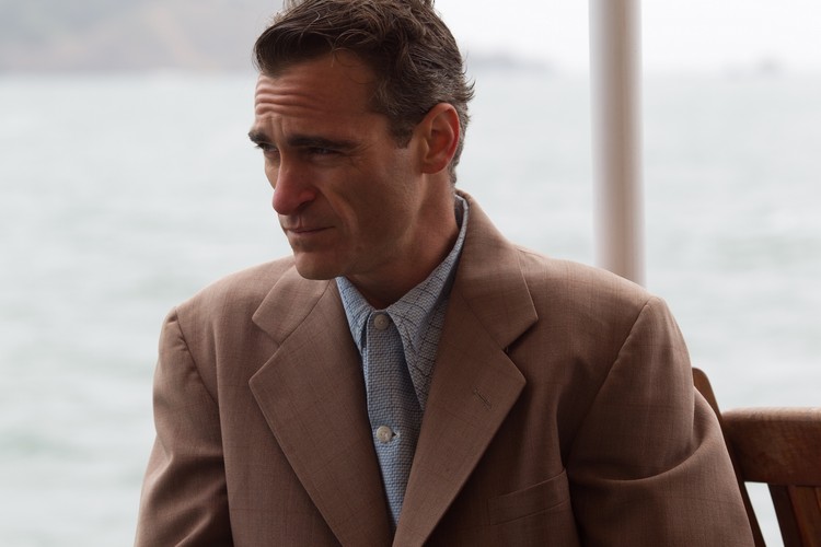 W 1998 roku Phoenix dwukrotnie pojawił się u boku Vince Vaughna, tworząc dwie zupełnie odmienne role – Amerykanina osadzonego w malajskim więzieniu za posiadanie narkotyków należących do jego partnera (Vaughn) w „Powrocie do Raju” oraz naiwniaka, towarzyszącego wygadanemu seryjnemu mordercy (Vaughn) w czarnej komedii „Martwe gołębie”. Kontynuując wspinaczkę po szczeblach aktorskiej kariery, Phoenix doczekał się olbrzymiego uznania za rolę w wyreżyserowanym przez Joela Schumachera „8 mm”, gdzie odgrywa postać sprzedawcy w sklepie z materiałami pornograficznymi, który pomaga detektywowi zagranemu przez Nicolasa Cage’a w odkryciu prawdy, kryjącej się za szczególnie drastycznym filmem. Kluczowym dla jego kariery okazał się rok 2000, kiedy to zagrał w trzech filmach i otrzymał swoją pierwszą nominację do Oscara za występ u boku Russella Crowe’a i rolę cesarza Komodusa w wielokrotnie nagradzanym obrazie Ridley’a Scotta „Gladiator”. Poza nominacjami do Oscara, Złotych Globów i BAFTA, rola ta przyniosła mu nagrodę stowarzyszenia krytyków filmowych. Kolejnym krokiem był występ w również nominowanym do Oscara „Piórze”, wyreżyserowanym przez Philipa Kaufmana na podstawie sztuki Douglasa McGratha, opisującej dzieje markiza De Sade. Gra w towarzystwie Kate Winslet i Geoffrey’a Rusha przyniosła mu nagrodę BFC za najlepszą rolę drugoplanową. Tego samego roku aktor pojawił się w „Ślepym torze” Jamesa Gray’a, gdzie oprócz niego wystąpili Mark Wahlberg, James Caan, Faye Dunaway, Ellen Burstyn i Charlize Theron.