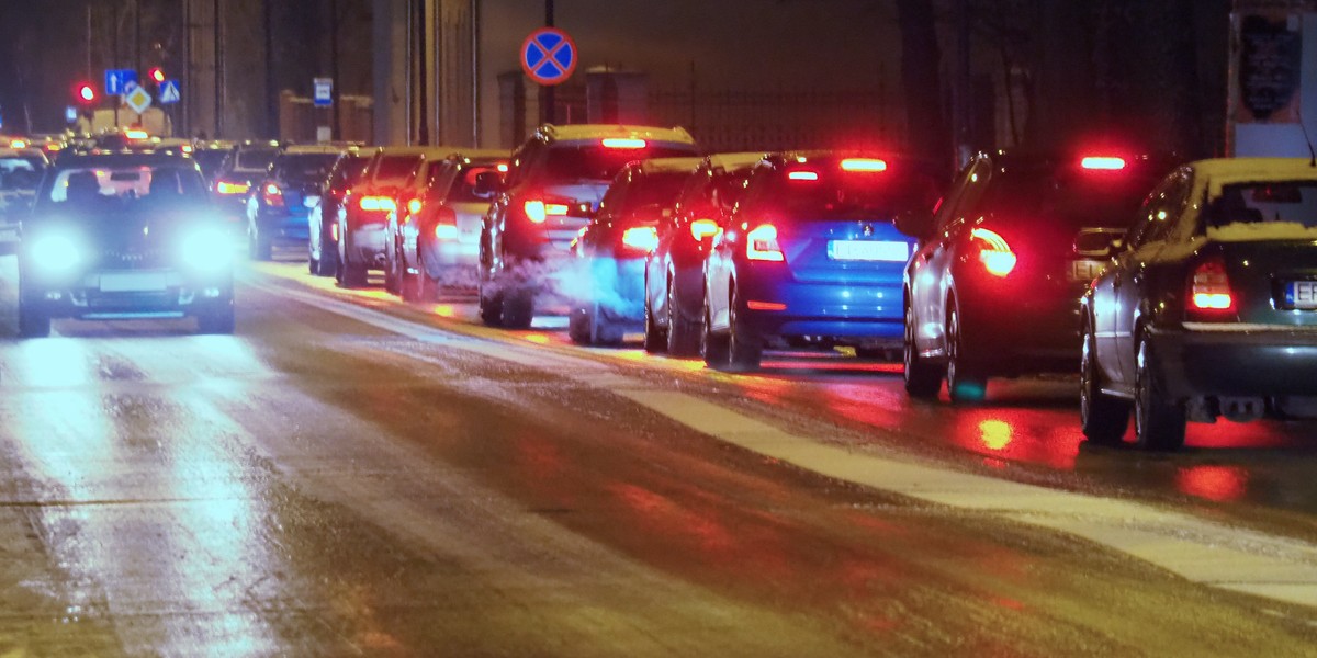 Ostrzeżenia IMGW. W tych województwach na drogach może być niebezpiecznie.