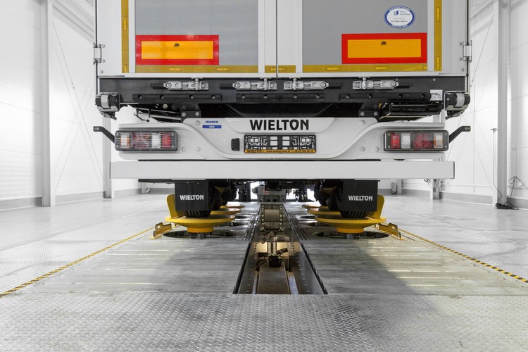 Inwestycja w Centrum Badawczo-Rozwojowe obejmowała budowę dwóch nowych budynków oraz modernizację pomieszczeń w już istniejącym obiekcie na terenie zakładu produkcyjnego Wieltonu w Wieluniu. W wyniku prac powstała nowoczesna hala badań symulacyjnych i prototypowni, budynek biurowy, wyspecjalizowane stanowisko do badań zmęczeniowych i wytrzymałościowych pojazdów naczep i przyczep, stanowisko diagnostyki układów hamulcowych oraz stanowisko diagnostyki konstrukcji pojazdów.