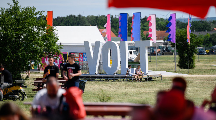 Fesztiválozók a soproni VOLT Fesztivál nyitónapján 2022. június 21-én / Fotó: MTI/Vasvári Tamás