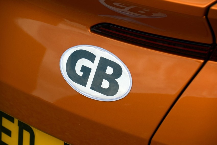 Vozačima će od sledeće godine verovatno trebati nalepnica sa oznakom države