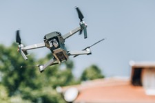 Soczewki mniejsze niż ludzki włos. Przełom w optyce dla smartfonów i dronów