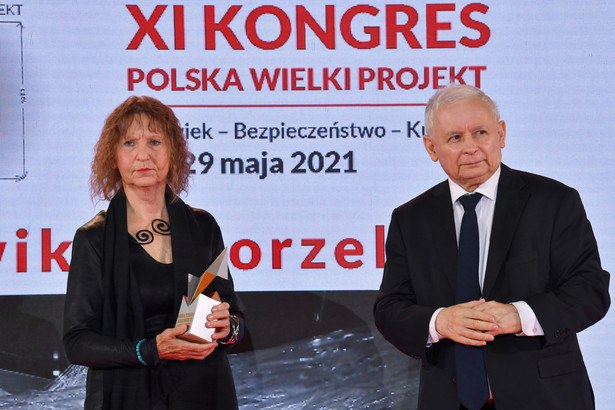 Wicepremier, prezes PiS Jarosław Kaczyński i laureatka, rzeźbiarka Ludwika Ogorzelec