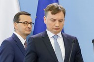 Premier Mateusz Morawiecki i minister sprawiedliwości, prokurator generalny Zbigniew Ziobro podczas konferencji prasowej w Warszawie, maj 2019 r.