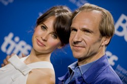 Ralph Fiennes ma sekretny romans z Felicity Jones
