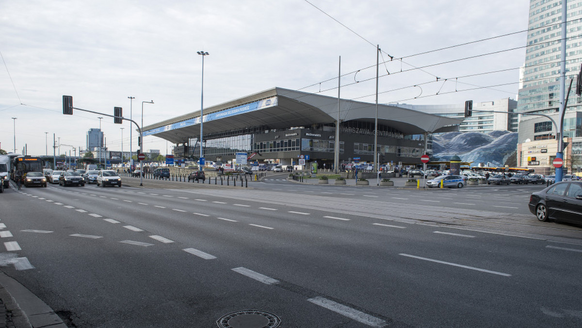 Dobra wiadomość dla pieszych w Warszawie. W tym roku pojawią się dwa dodatkowe przejścia na skrzyżowaniu Al. Jerozolimskich i Emilii Plater, w rejonie Dworca Centralnego. Zarząd Dróg Miejskich ma już wstępną koncepcję projektów zmian.