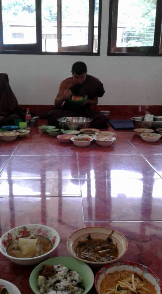 Śniadanie - jedyny posiłek mnicha w zakonie Thamkrabok