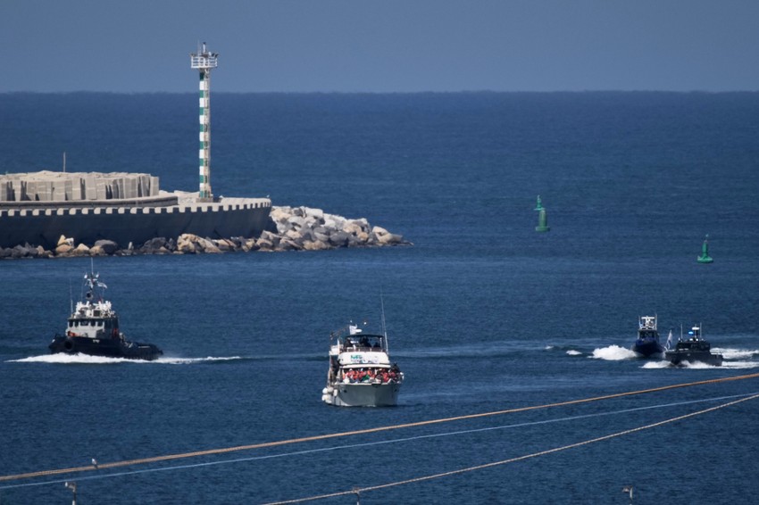 Izraelski mornarički brodovi prate jedan od čamaca civilne flotile Sumud koja je išla ka Gazi