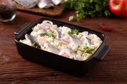 Śledzie biskupie. Tak ten przysmak robi znakomity Remigiusz Rączka. Na Wielki Post idealne