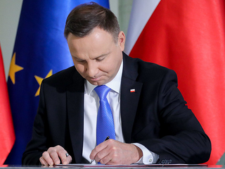 Prezydent Andrzej Duda podpisał nowelizację ustawy, w której zapisano, że obniżenie uposażeń parlamentarzystów jest zgodne ze społecznymi oczekiwaniami