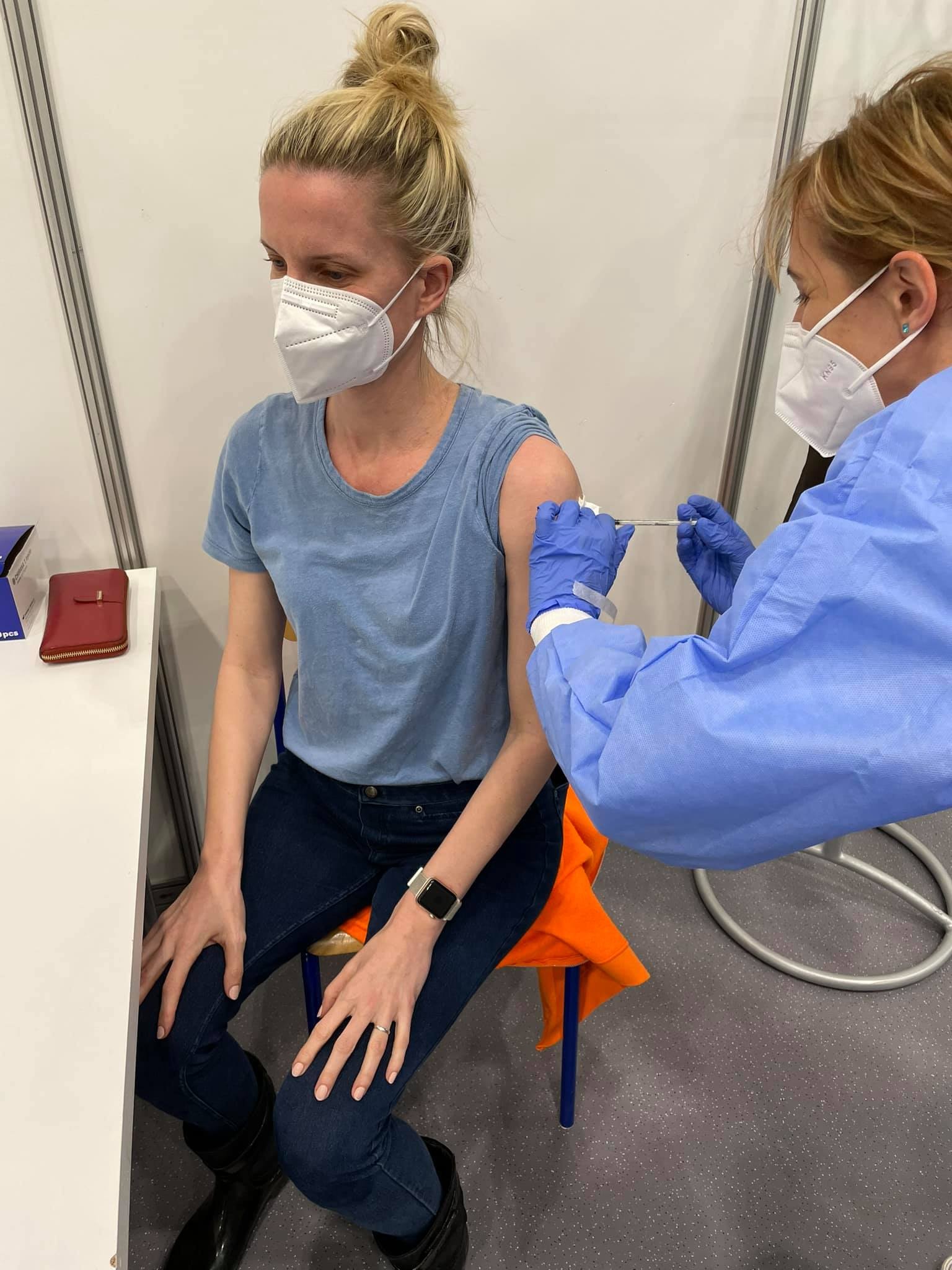 Adela Vinczeová počas očkovania. 