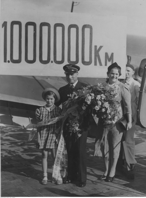 Mieczysław  Witkowski był bardzo doświadczonym pilotem. Ze względu na liczbę przelecianych kilometrów nazywano go "powietrznym milionerem"