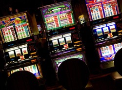 Rząd bije w hazard. Projekt ustawy przyjęty