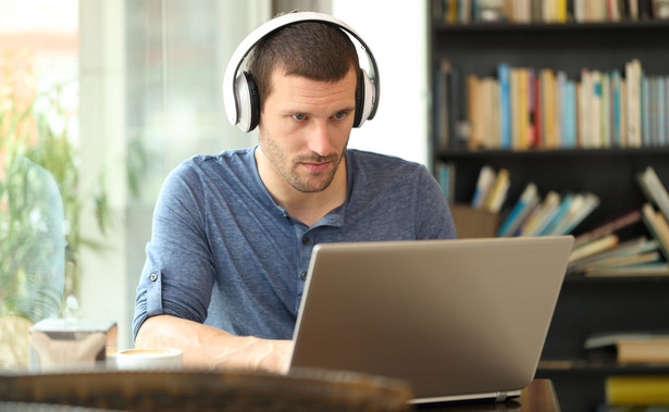 Szkolenia i webinary on-line mogą być dodatkowym źródłem zarobku.