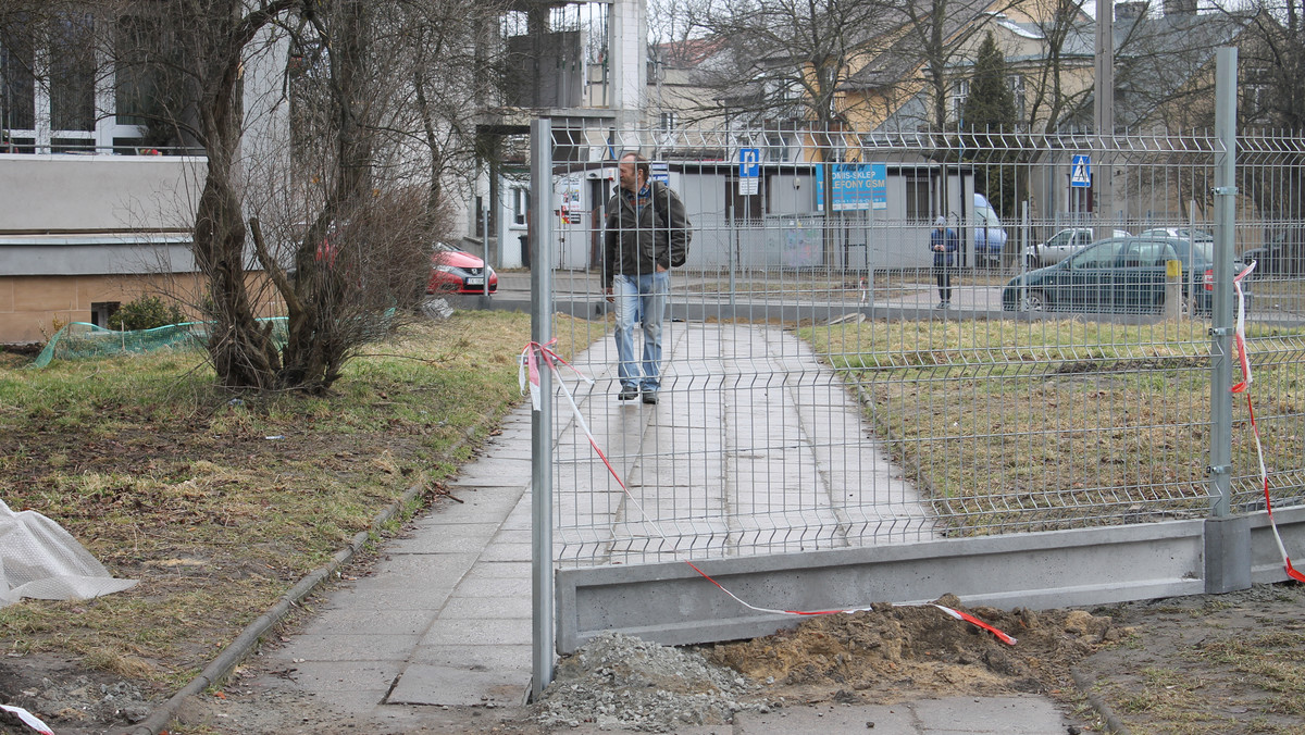 Budowlana ciekawostka w Kielcach. Wspólnota mieszkaniowa stawia ogrodzenie … na środku chodnika