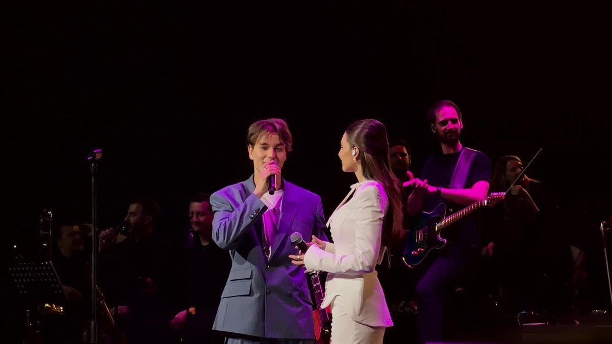 DŽEJLA SVA U BELOM NA KONCERTU JAKOVA JOZINOVIĆA Publika u transu, on prekinuo koncert: 