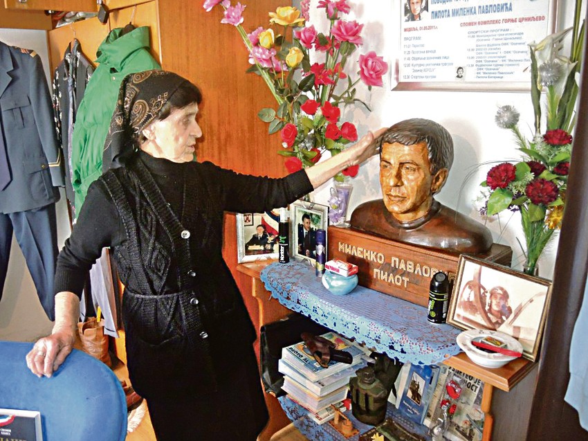 Majka Radmila (80): Bio je brižan sin, kad god je mogao dolazio je da nas obiđe. U njegovoj sobi čuvam sve njegove stvari, od uspomena iz osnovne škole do uniformi i odela