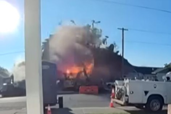 (FOTO,VIDEO) KUĆE SRAVNJENE SA ZEMLJOM Užas u Kaliforniji, snimljen trenutak stravične eksplozije: "Morate izaći!"