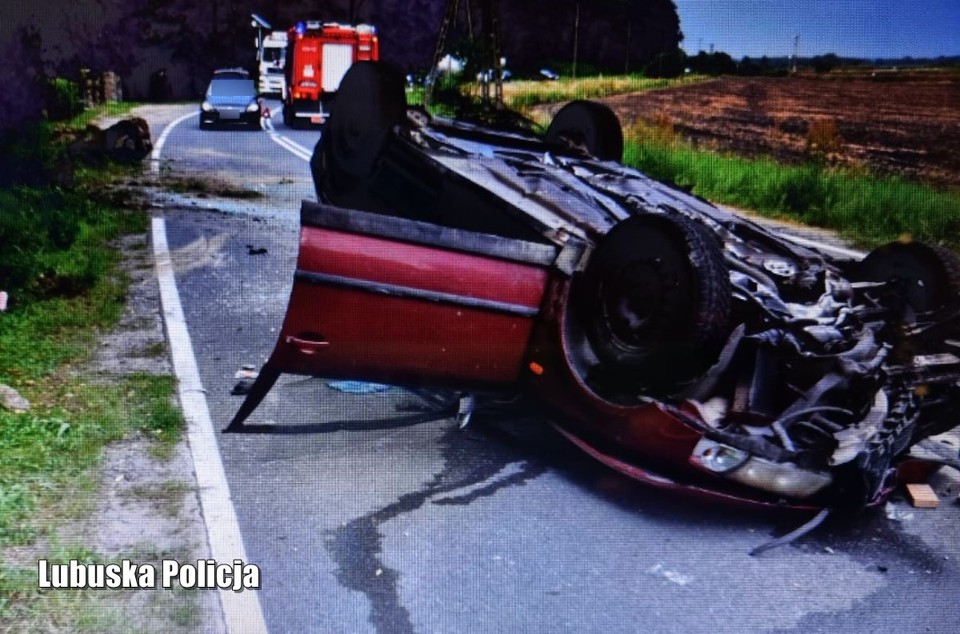 Samochód dachował (zdjęcia policji)