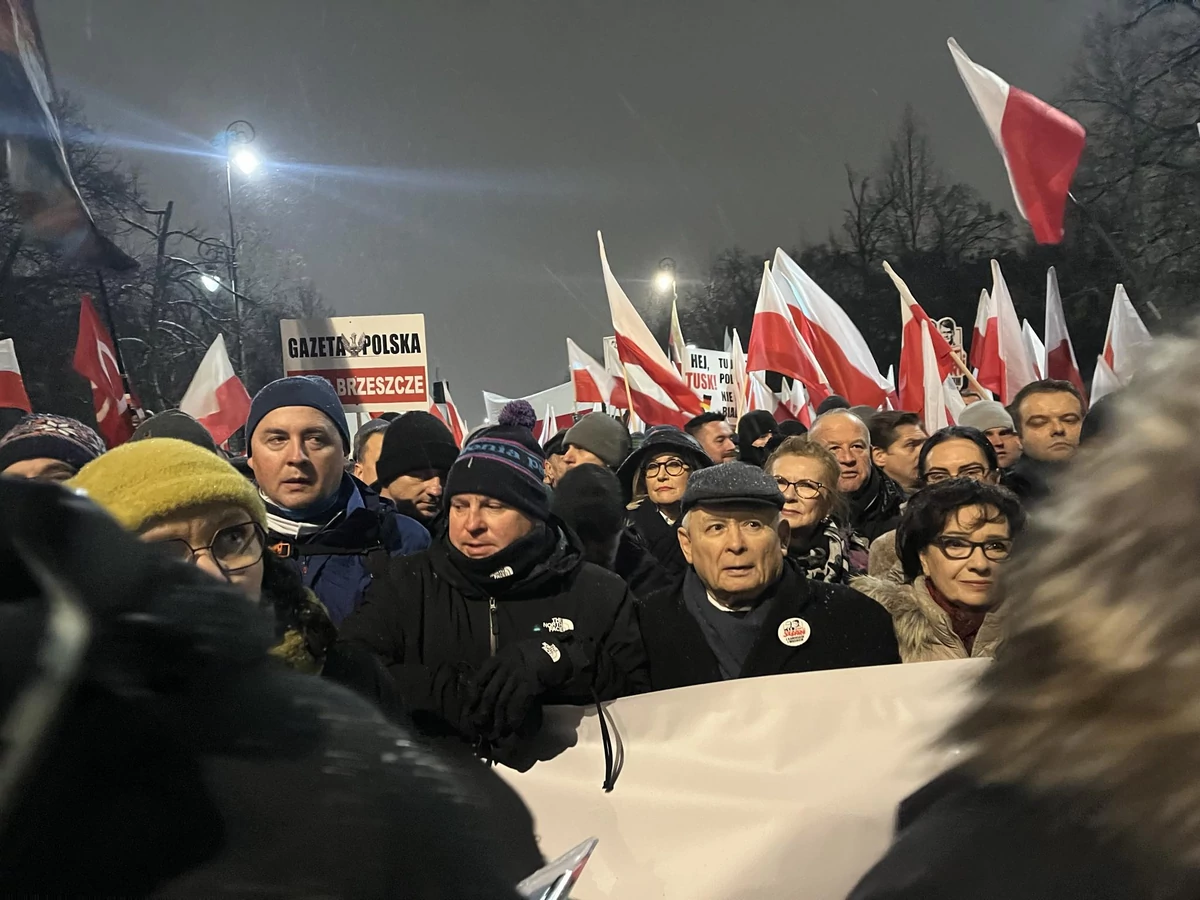  Protest Wolnych Polaków dotarł do Kancelarii Premiera. Prezes PiS: Dziękuję, że dotrwaliście, ale...