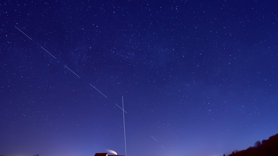 Przelot satelit Starlink tworzących "kosmiczny pociąg"