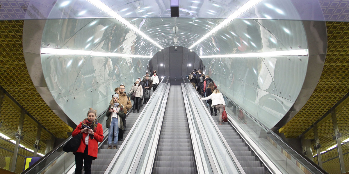 Zepsute schody na stacji metro Świętokrzyska