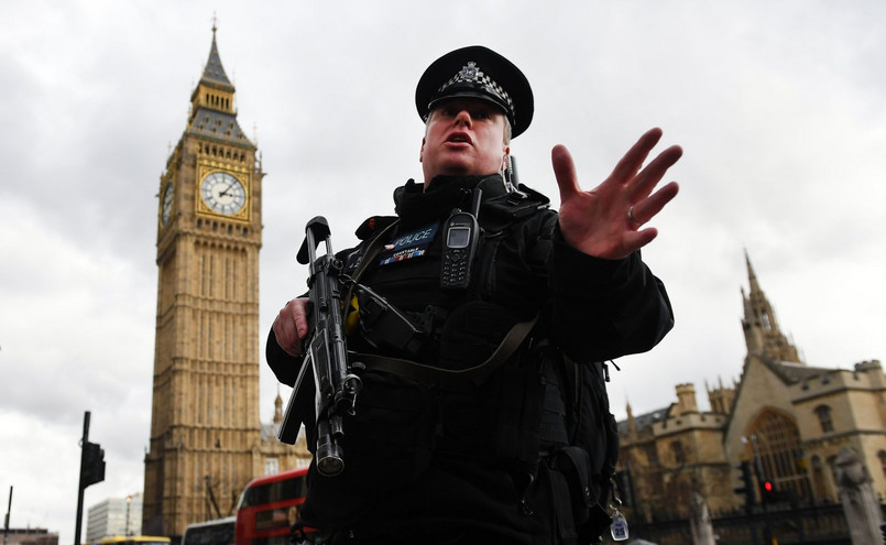 Policjant zagradza przejście po zamachu w Londynie