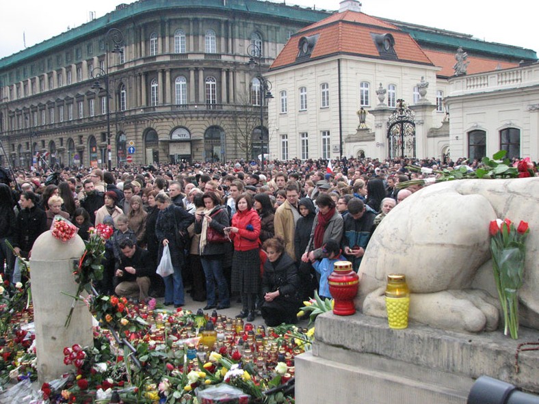 Ludzie zebrali się przed pałacem prezydenckim