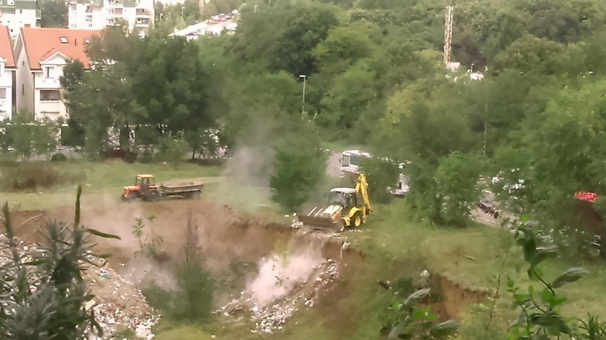 Bageri ubacuju šut i podižu prašinu