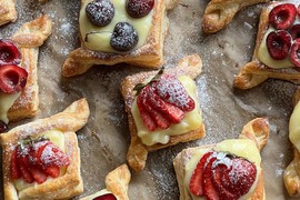 NAJLAKŠI RECEPT SA LISNATIM TESTOM: Hrskava korica, najkremastiji fil i jagode - 15 minuta do savršene poslastice!