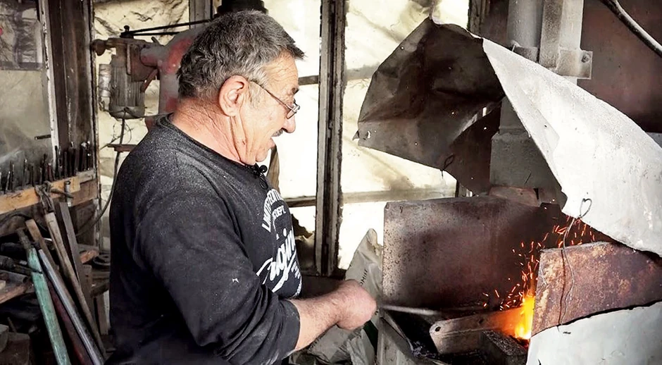 Dok čekićem udara, rime same naviru