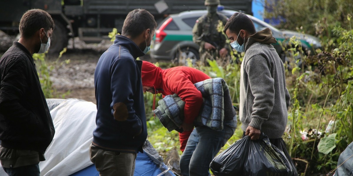 Za przekroczenie granicy z Polską trzeba zapłacić 1,5 tys. dol. - donosi "Bild". Drugie tyle kosztuje transport do Niemiec.