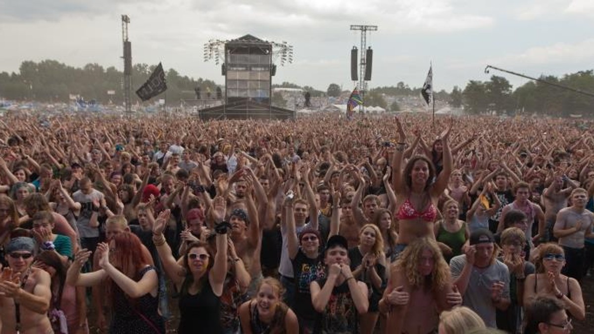 Uczestnicy Przystanku Woodstock bawią się pod scen