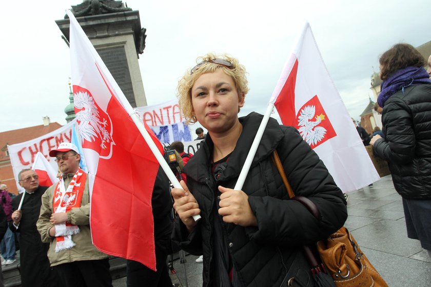 Około 500 osób przyszło na plac Zamkowy. Manifestują przeciwko imigrantom