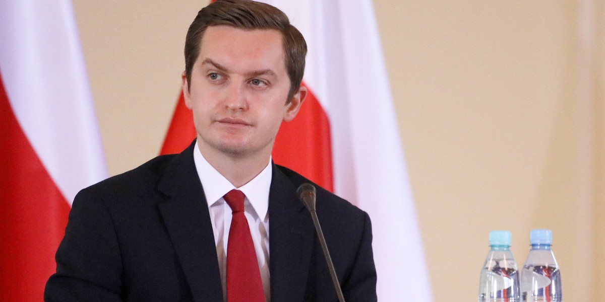 Sebastian Kaleta to kolejny z polityków, który w ostatnim czasie zaraził się wirusem. Potwierdzono go u byłego ministra zdrowia Łukasza Szumowskiego, który z tego powodu przebywa w szpitalu oraz Jerzego Polaczka, posła PiS i byłego ministra transportu.