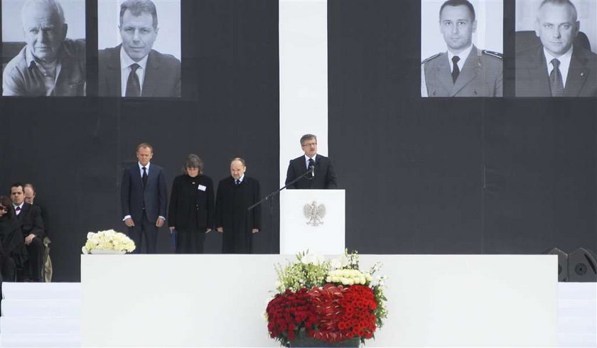 Komorowski pociesza Kaczyńskich i chwali Rosję