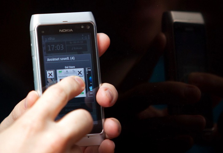 <b>2002 – Symbian</b>
<br><br>
Nokia 7650 to pierwszy telefon Nokii pracujący na systemie operacyjnym Symbian, który od tej pory napędzał większość urządzeń fińskiego giganta. W lutym 2011 roku Nokia nawiązuje partnerstwo z Microsoftem, a na jej topowe smartfony trafia system Windows Phone. Dni Symbiana są policzone.