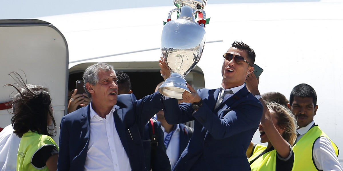 Fernando Santos wraz z reprezentacją Portugalii sięgnął po Mistrzostwo Europy w 2016 r. Teraz PZPN zaproponuje mu rekordowe, jak na trenera reprezentacji Polski, zarobki.