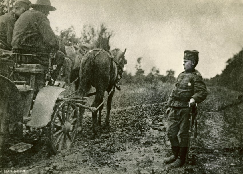 Najmlađi narednik u srpskoj vojsci, nosilac Medalje za hrabrost, prisustvuje sprovođenju zarobljenih austrijskih oficira, 1915.