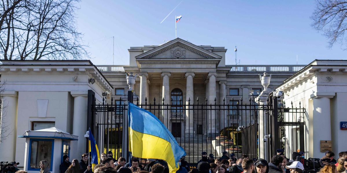 Budynek ambasady rosyjskiej w Warszawie mieści się przy ul. Belwederskiej 49. 