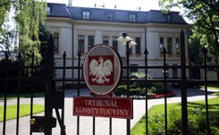 Wyrok TK uchyli teraz konstytucję? Trybunał oddał sądy politykom