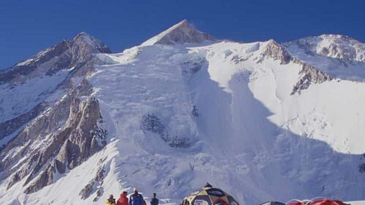 Simone Moro, Dennis Urubko i Cory Richards wyruszyli do Pakistanu z zamiarem zdobycia w stylu alpejskim mierzącego 8035 metrów szczytu Gasherbrum II (G2) - jednego z 5 niezdobytych zimą ośmiotysięczników w Karakorum.