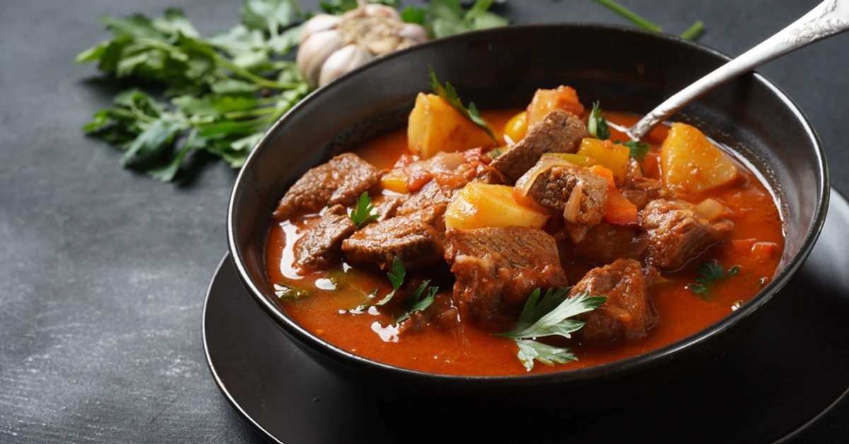 Idealna zupa na sylwestra i nowy rok. Sycąca i rozgrzewająca gulaszowa od Jakuba Kuronia