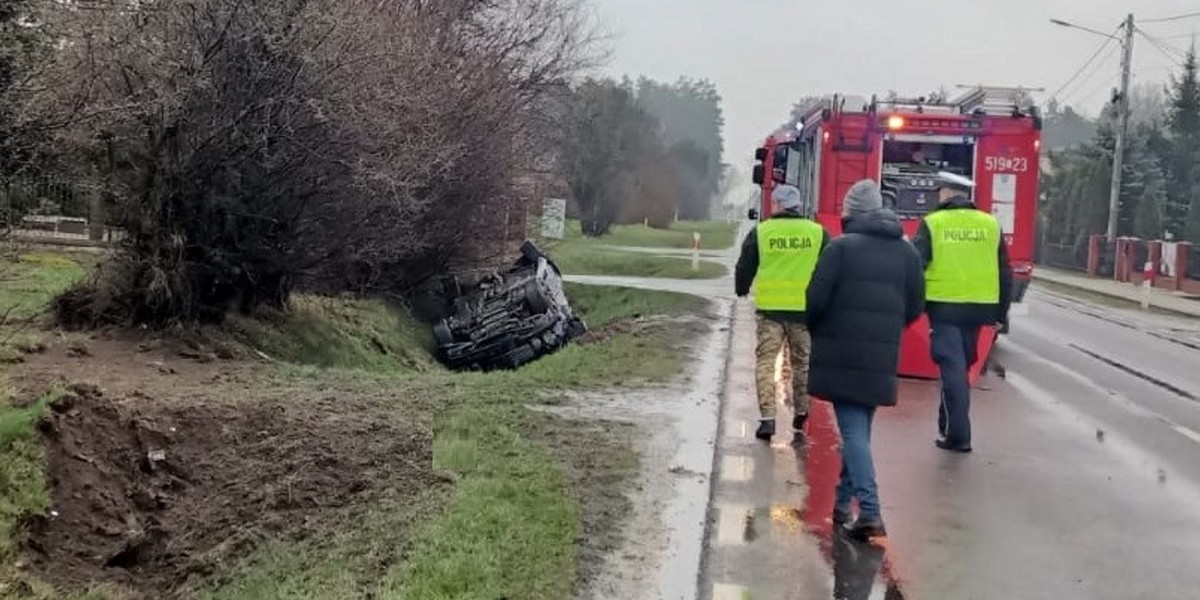 Dramat rozegrał się w miejscowości Żakowola Radzyńska (woj. lubelskie) na DK-19. Kierowca zginął na miejscu, jego kolega jest w szpitalu. 